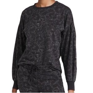Z SUPPLY Ulla Sweatshirt in Gray & Black Marble Pattern